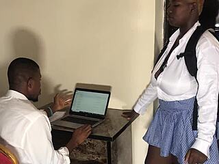 Коррумпированная учительница соблазняет изголодавшуюся по сексу ученицу с большими сиськами