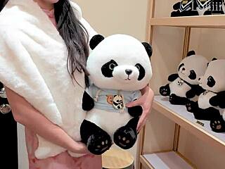 我们已婚亚洲夫妇第一次亲密时刻穿内衣