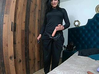 מילפיקאלה חוקרת פטיש תחת בבגדים יומיומיים