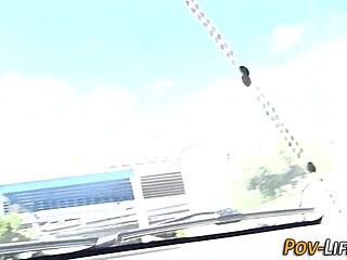 Busnatá mladá 18+ cíti intenzívne potešenie pri cucaní kokota