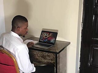 Prof corrompue séduit élève affamée de sexe avec ses gros seins