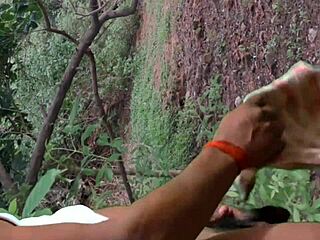 Desi garam bhabhi bahar party mein maze karti hai