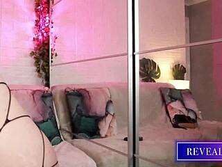 Ta seksowna włoska MILF w czarnej bieliźnie drażni cycki, rozkłada cipkę, jeździ na dildo i bawi się zabawkami analnymi