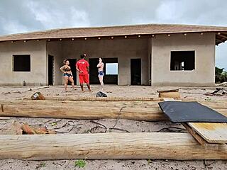 Brezilyalı marangoz büyük memeli sahibinden sürpriz ödeme alıyor