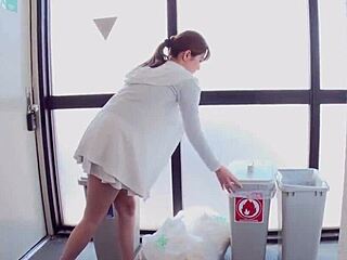 ノーブラの遊び心妻マユミ・エノダ、朝のフェラチオ！