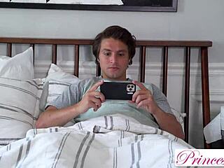 Blake Blossom pomáha nevlastnému bratovi odolať pokušeniu jej šťavnatého zadku a získa jeho semeno