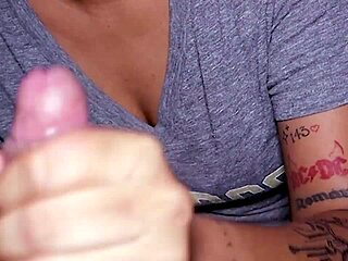 Frida gives a sensual blowjob, she knows how to suck.