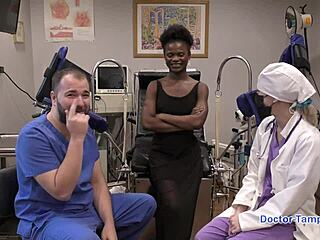 Docteur Tampa examine la chatte rasée de la voisine