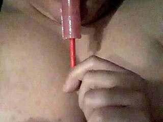 Sessione solo: lecco lecca-lecca gemendo e gioco con tette bagnate