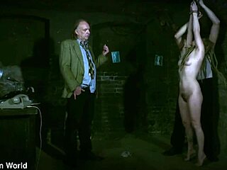 Výslech roztomilé přirozené dreadgirl ve vězení