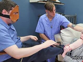 Baharatlı 18+ genç kız anüs çılgın evine götürüldü, serbest tedavi için sanırım