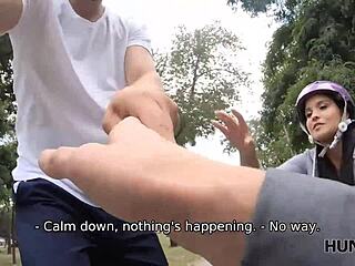 Elak ung 18+ tjej bedrar kukold pojkvän med rik främling för cash handjob