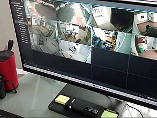 Mulher dá boquete rico ao chefe para manter emprego e ele fica satisfeito depois de gozar na boca dela