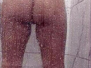 Fui Tomar Banho E Me Masturbei No Chuveiro Com Grandes Tetas