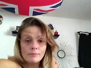 Watch mandeezy4u2 toy her pussy with toys