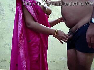 Индийская бхаби в розовом сари получает разорванную киску
