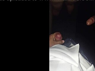 Je ta poročena kurba upognjena za neznance pri glory hole?