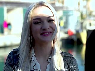 nathalie une belle blonde savourant lanal