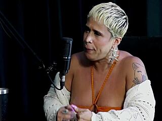 Just Joana says, 'I love the glamour and submissive massage with foot fetish.'