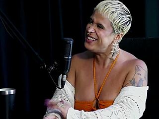 Just Joana says, 'I love the glamour and submissive massage with foot fetish.'