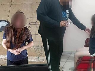 おじさんが橋の下でゴミ拾いする若い18歳以上女の子見つけて、無防備セックスに現金オファー