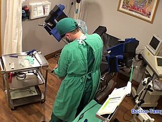 I Dr. Tampas klinik får Olivia Kassady lesbisk pine med latex og håndjern