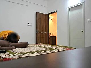 Blowjob og hård knepning mens stuepigen rengør værelset.