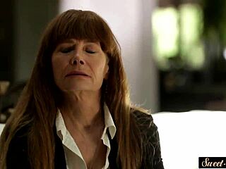 젊은 미녀가 의붓아빠 큰 자지 빨아!