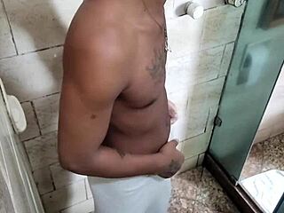 João and Nicoly in shower