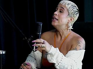 Just Joana says, 'I love the glamour and submissive massage with foot fetish.'