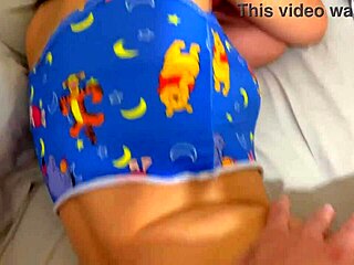 mio fratellastro mi sveglia per scopare di nascosto ancora