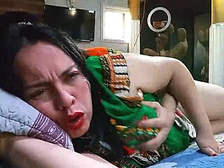 Индийская мачеха болтает со своим пасынком