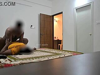 Lodzik i ostre pieprzenie podczas gdy pokojówka sprząta pokój