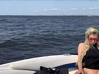 Dünne heiße Blonde in Dessous fickt Kapitäns großen Schwanz auf dem Boot