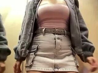 צופה בזיון אנאלי קיצוני של כוס מגולחת בת 18+ בפומבי בחוץ