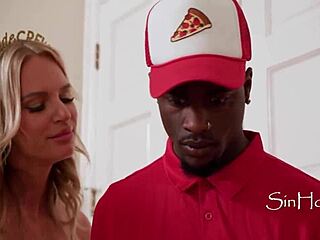 טועים בו כסטריפר, בחור משלוחים 19 שנה מזדיין עם 5 קוגרס