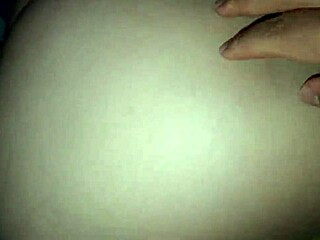 Encuentro A La Mama De Mi Mejor Amigo En La Habitacion Y Me Aprovecho Que Esta Caliente Con Su Ass Grande Y Mojado