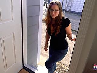 가슴 큰 브루넷 케이 리, POV 씬