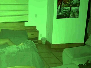 Isäpuoli nussi tytärpuolta sängyssä keskiyöllä