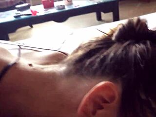 섹시 유럽 아마추어 새틴 란제리 입고 거친 도기스타일과 POV 블로잡 받아