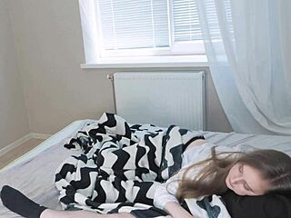 Styvdotter Suger Kuk Medan Styvmamma Visar Tuttar