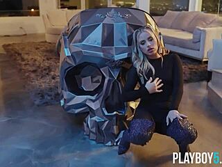 Veľkozadková blondínka Anna Claire Clouds sa pomaly svlečie