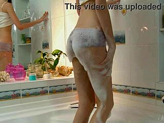 Ръчен душ кара слабата 18+ Обелия С да свърши силно