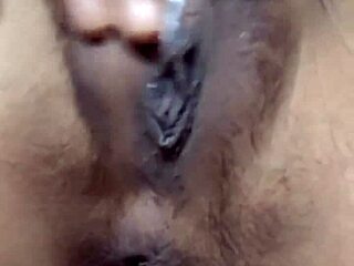 Gadis Indonesia mainin memek bengkak dengan jari cantik