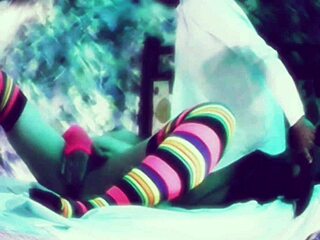 Sharon zve cizince z WhatsApp domů, dostává sání ptáka a zadku, tajně nahrávané, stává se jeho kurvou