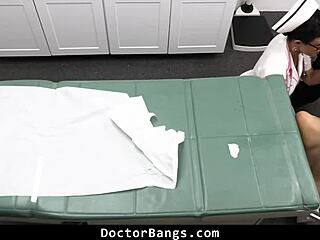 האחות פני ברבר מציעה לנערה 18+ שלישייה?