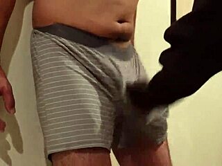 【閲覧注意】僕のチンポと金玉を女性のサンドバックにされひたすらボコられるm男！【何故、勃起してしまうのか？】