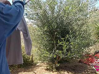 Kinky äiti leikkii pieratulla kullillaan ja nänneillään ulkona