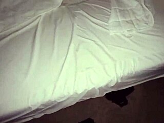 نيك خفي زلق مع طيز كبيرة على السرير