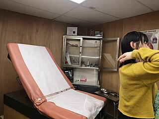 Scarlett Johnson konsultant tetek perubatan bahagian 2 kiri